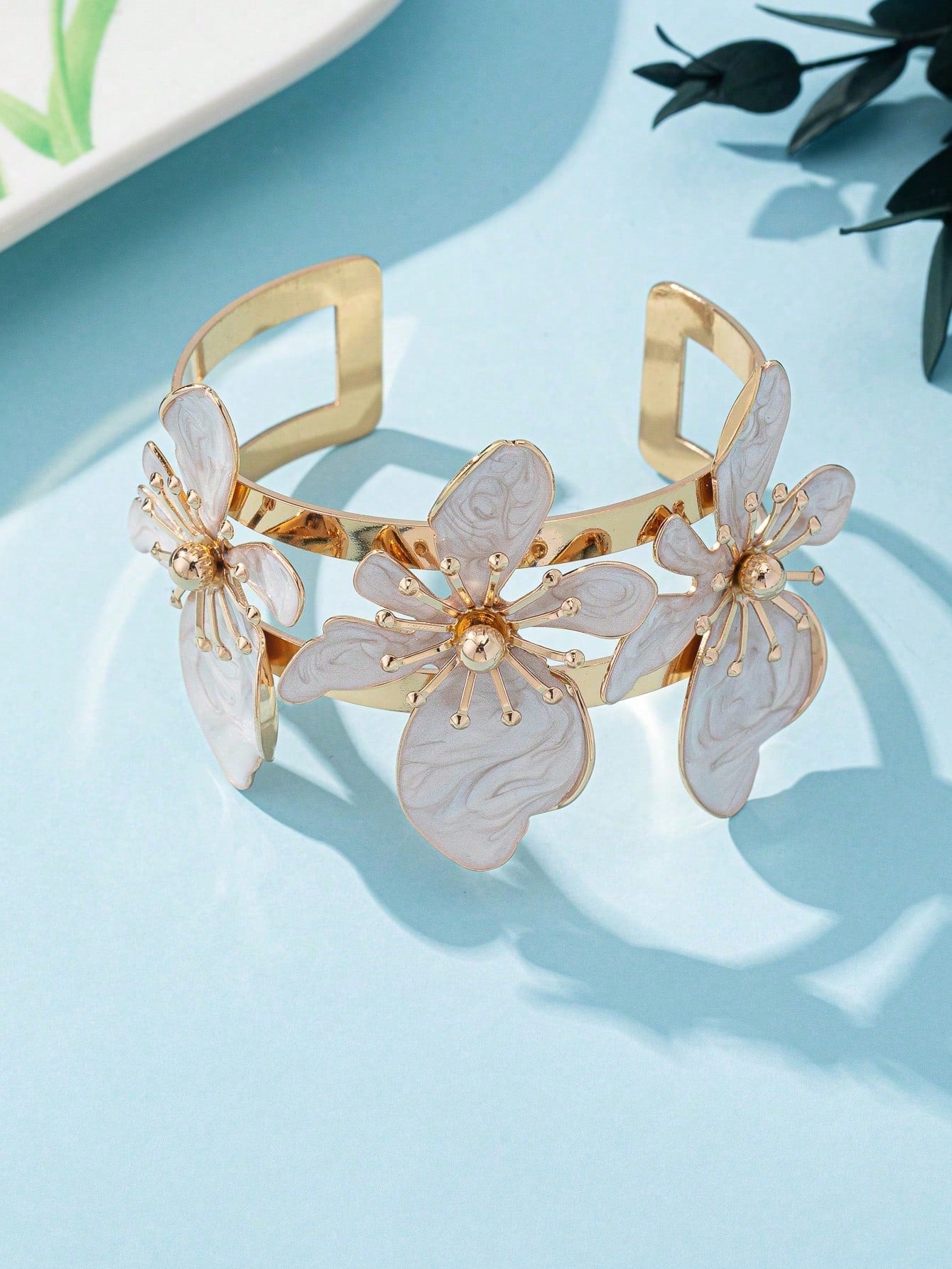 1pc Floral Decor Bangle Bracelet - White & Gold