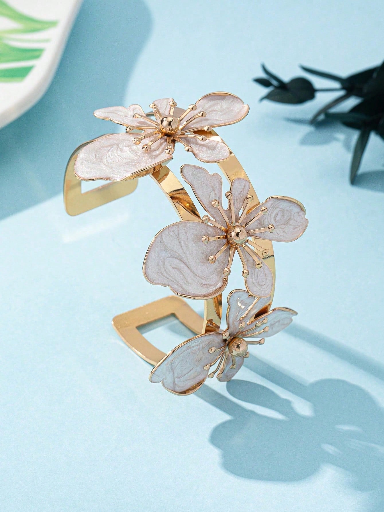 1pc Floral Decor Bangle Bracelet - White & Gold