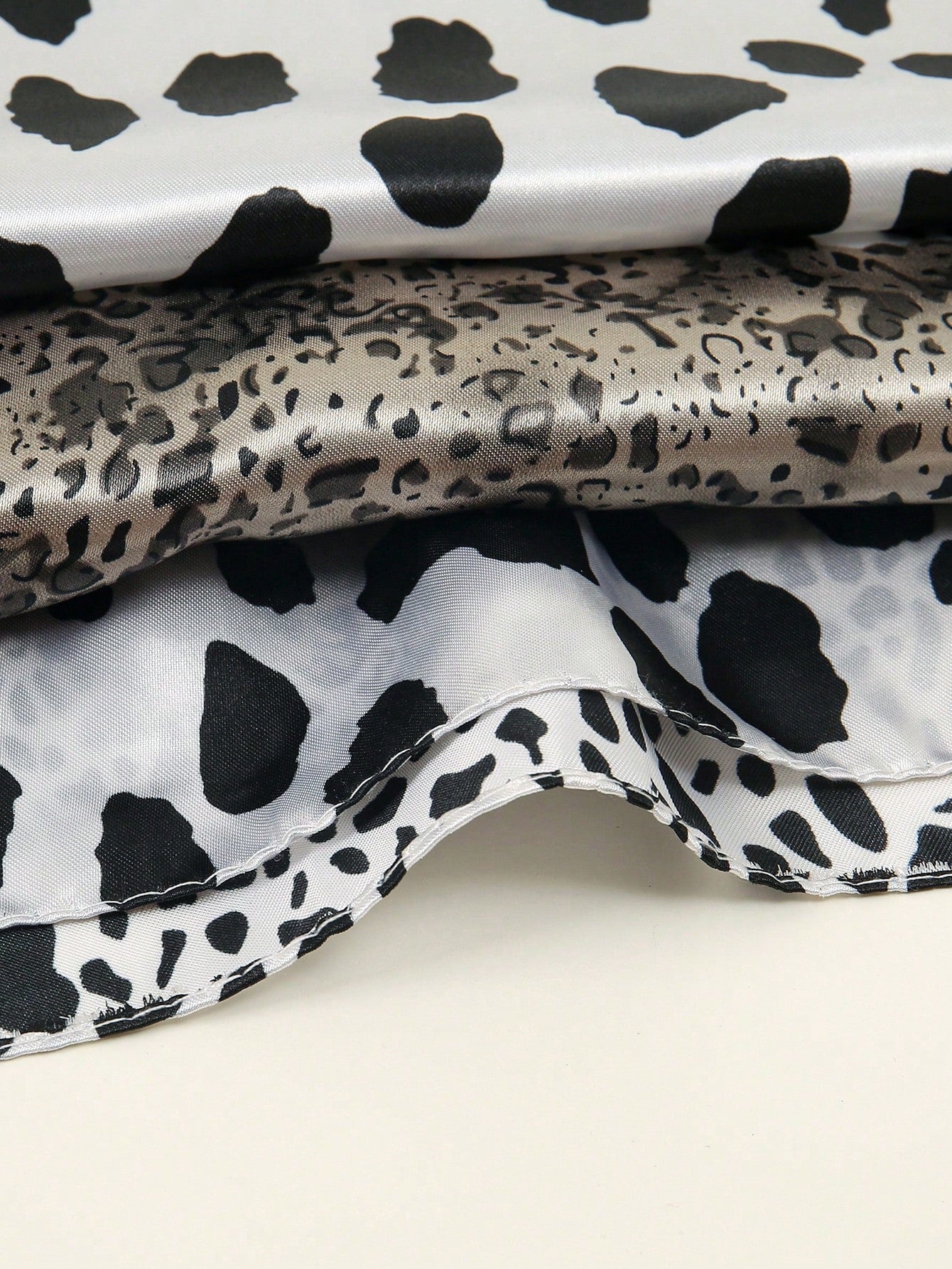 1pc Minimalist Printed Satin Square Scarf
