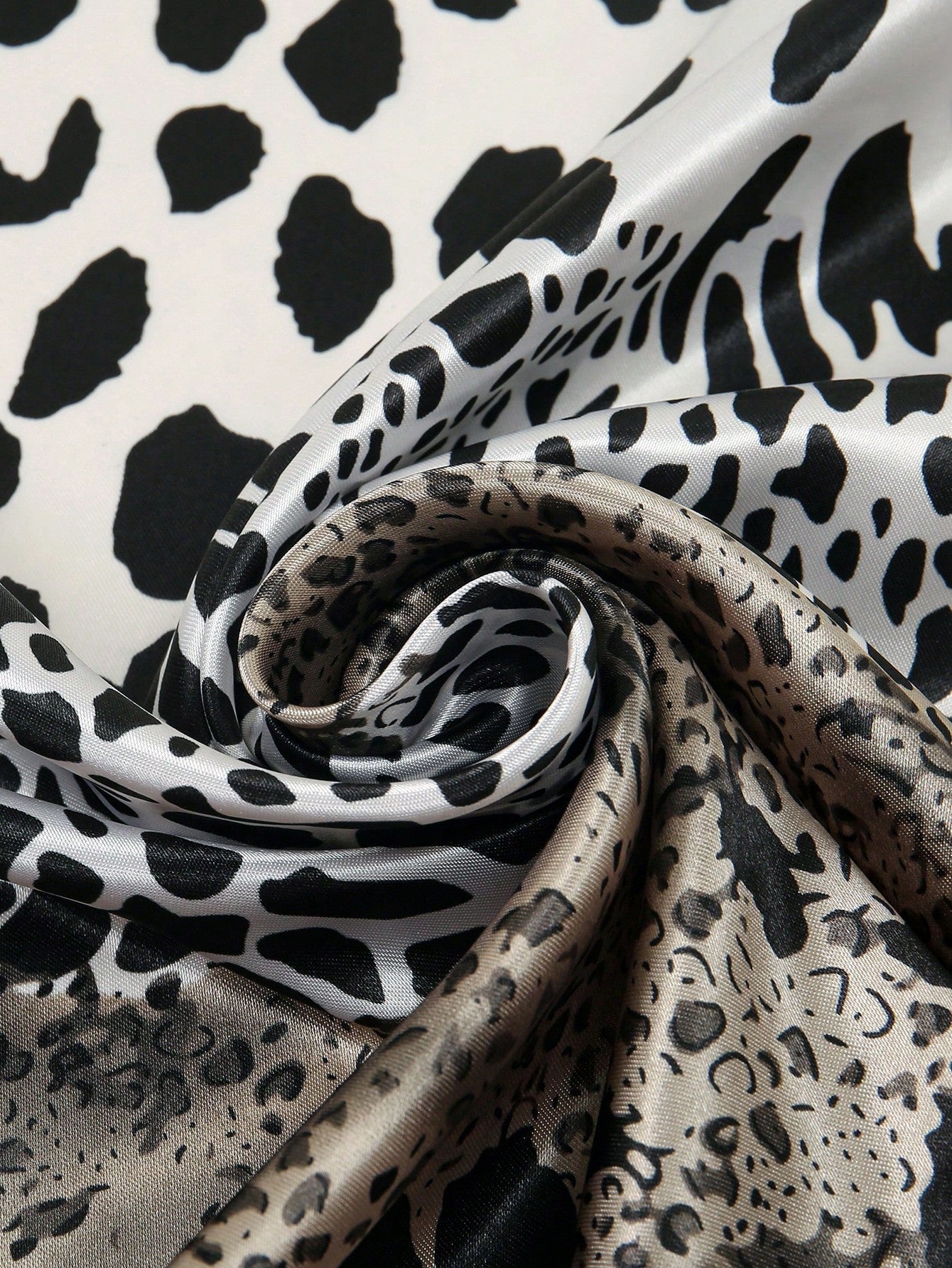 1pc Minimalist Printed Satin Square Scarf