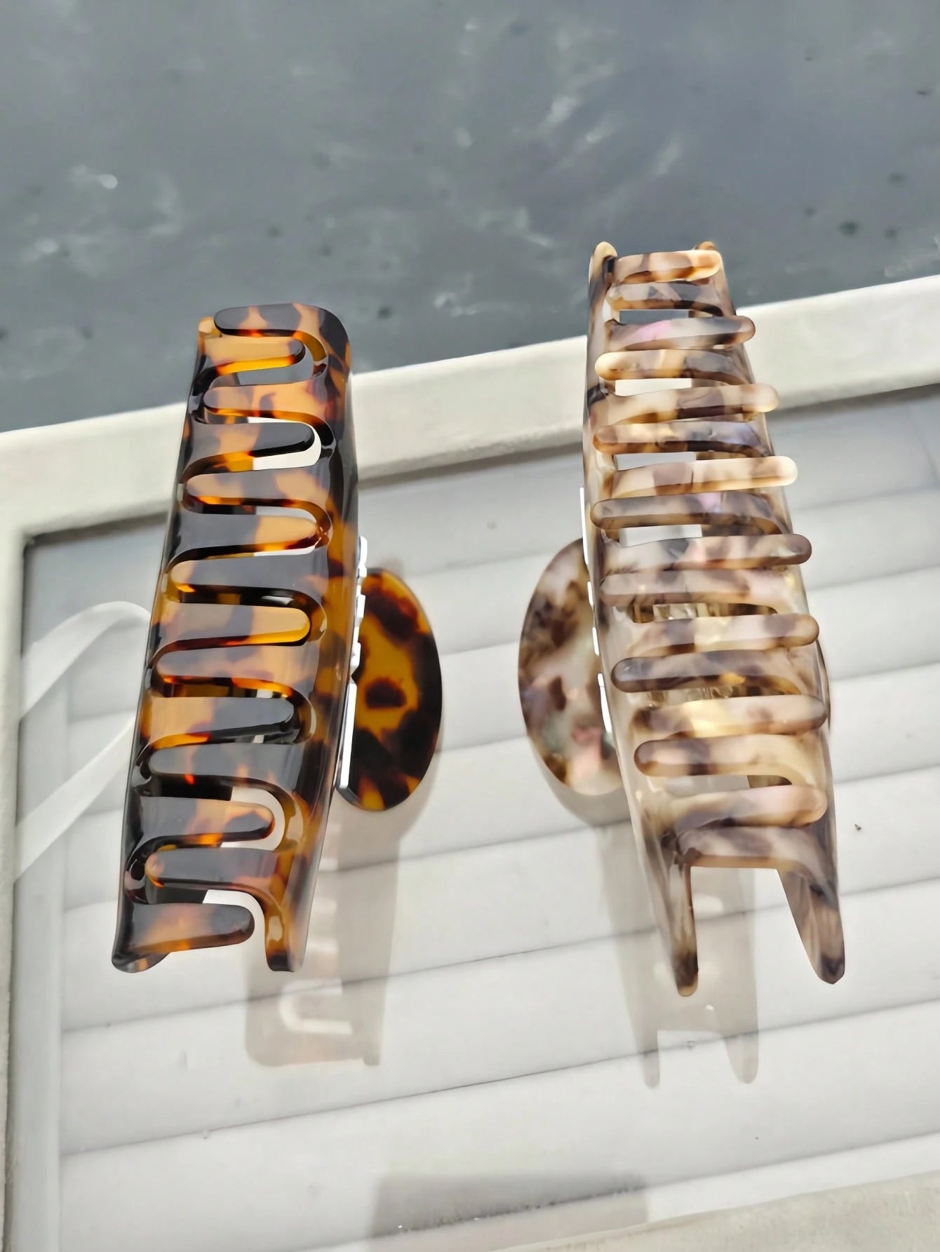 1pc Inlaid Brushed Texture Letter Hair Claw