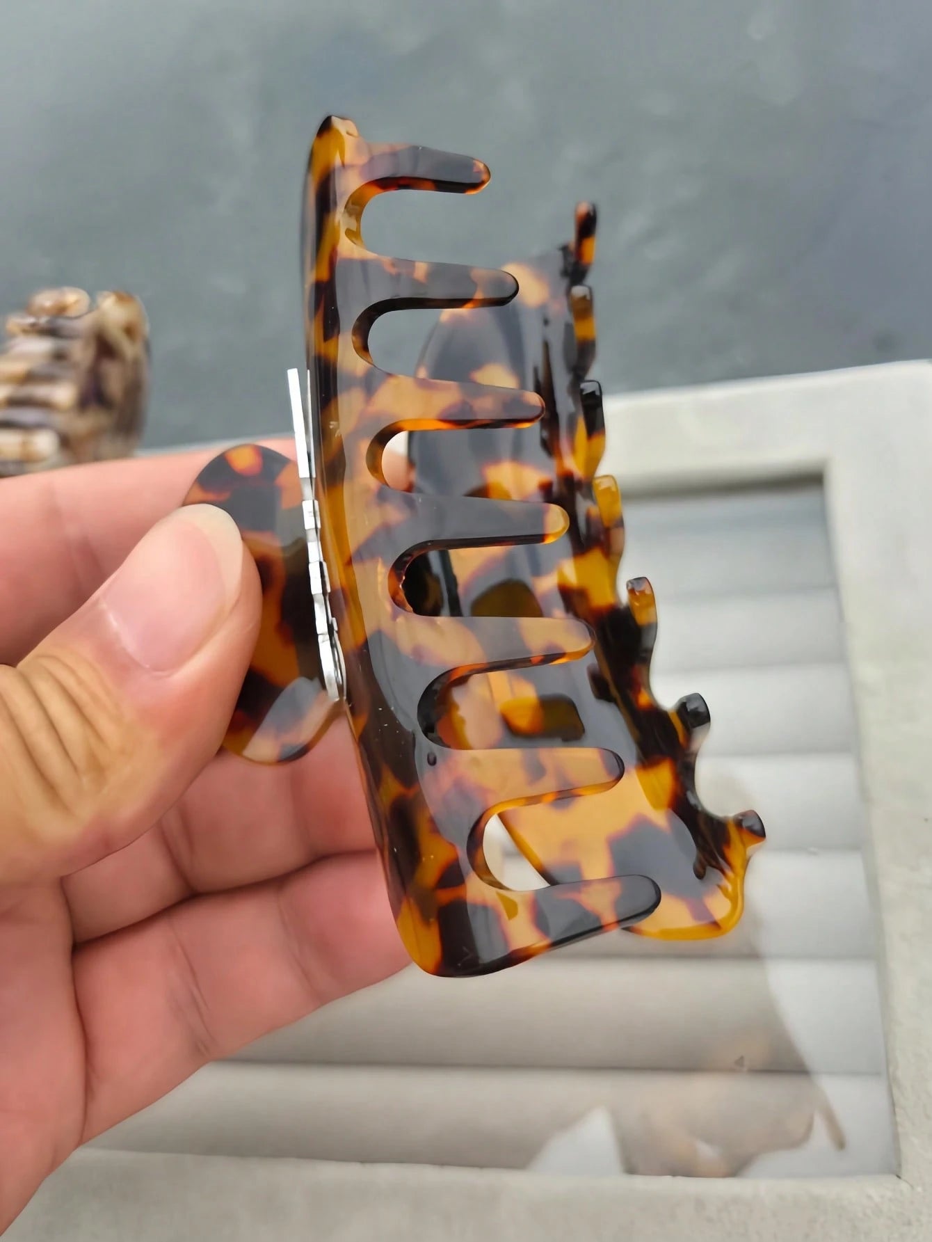 1pc Inlaid Brushed Texture Letter Hair Claw