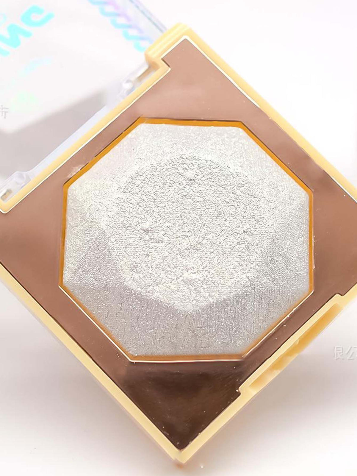 The Mav Baked Highlighter Luminizer
