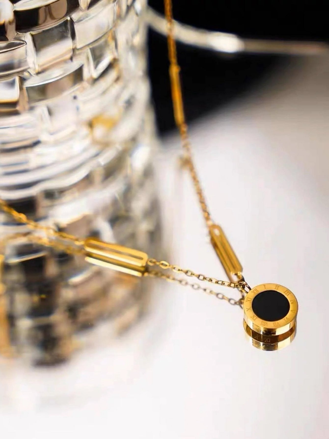 1pc Stainless Steel Roman Numerals Detail Round Charm Necklace - Multicolor - FD ⚡