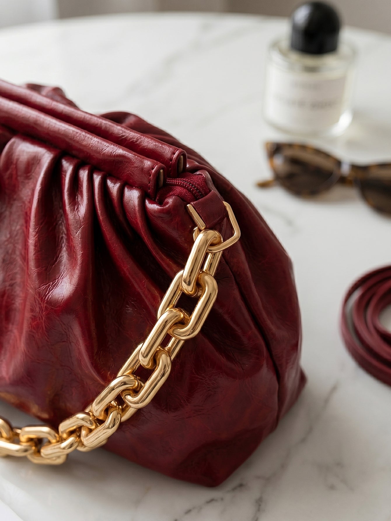 Minimalist Cloud Ruched Chain Decor Bag - Red